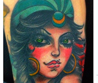 tatuaje en el brazo: cara de mujer de las mil y una noches