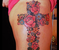 tatuaje en la pierna: cruz hech ade flores