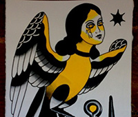 dibujo de una mujer con cuerpo de pájaro, blanco, negro y amarillo