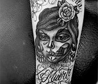 tatuaje en blanco y negro cara de mujer sin un trozo de cara