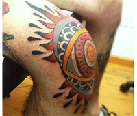 tatuaje en la rodilla: formas abstractas