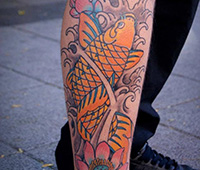 tatuaje japonés a color en la pierna: carpa