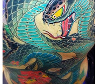 tatuaje japonés a color en la espalda: serpiente