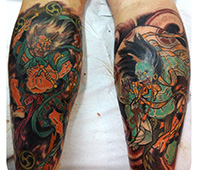 tatuaje japonés a color en las piernas: demonios