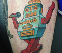 tatuaje en la pierna: un robot