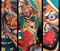tatuaje de chica con cabeza de tigre