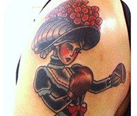 tatuaje en el hombro: mujer con sombrero y guantes y boxeo