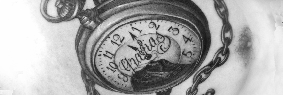 tatuaje en blanco y negro en el pecho: reloj de cadena con gracias escrito
