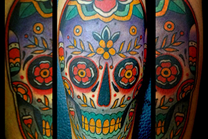 tatuaje a color en toda la espalda: un tigre con flores